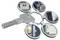 Klíč se čtyřmi kruhovými obrázky zobrazujícími chalupu, ruku otáčející zámkem na dveřích, schodiště a garážová vrata, připojené k klíči.
