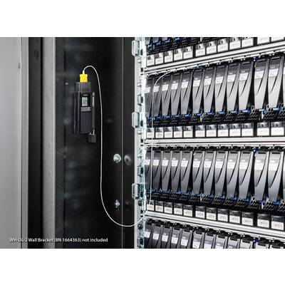 Datalogger je nainstalován v serverovně, upevněn na skříni s četnými paměťovými moduly.