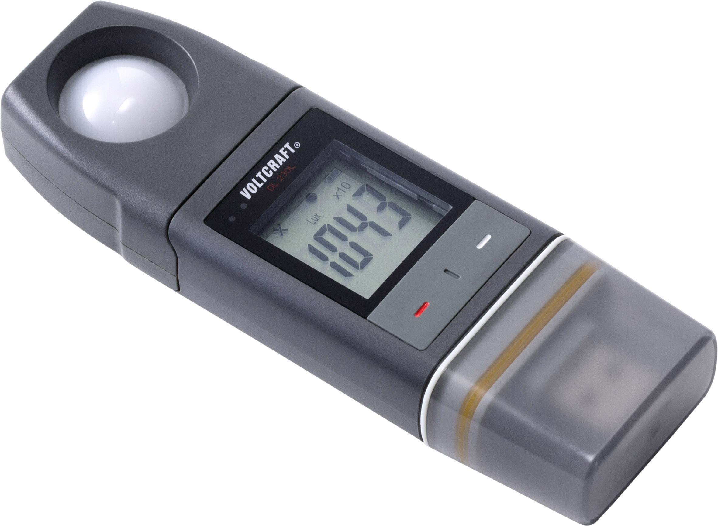 Digitální luxmetr s displejem ukazuje '1043' luxů. Zařízení má snímací čočku nahoře a je umístěno v tmavém pouzdře.
