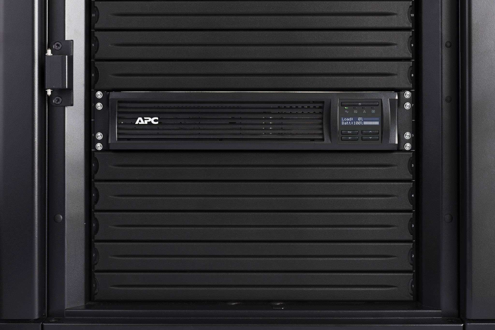 Černý serverový rack s modulem APC uprostřed.