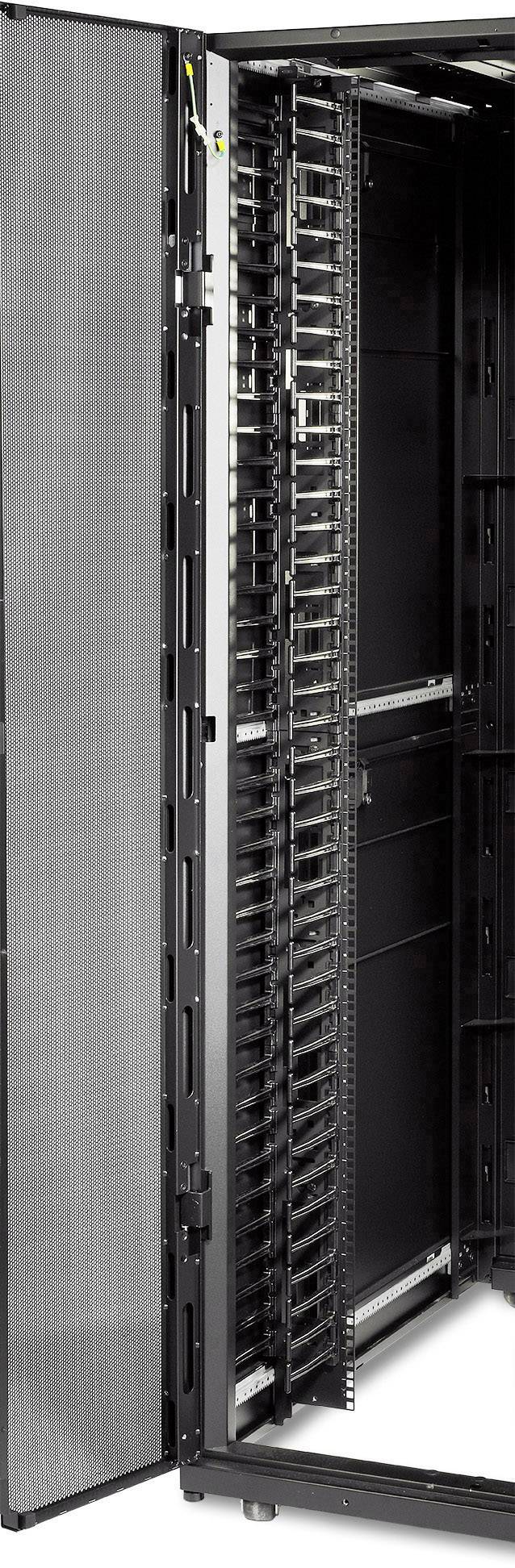 Otevřená síťová rozvodná skříň s několika volnými policemi, připravená k instalaci serverů nebo síťových zařízení.