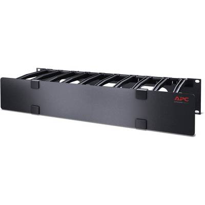 Černý panel pro správu kabeláže od APC s několika kabelovými průchodkami, určený k upevnění do serverové skříně.