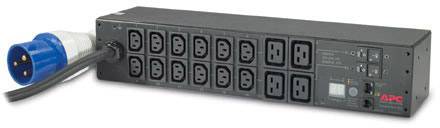 Rozbočovač napájení od APC s modrou průmyslovou zásuvkou a několika elektrickými výstupy pro IT zařízení.