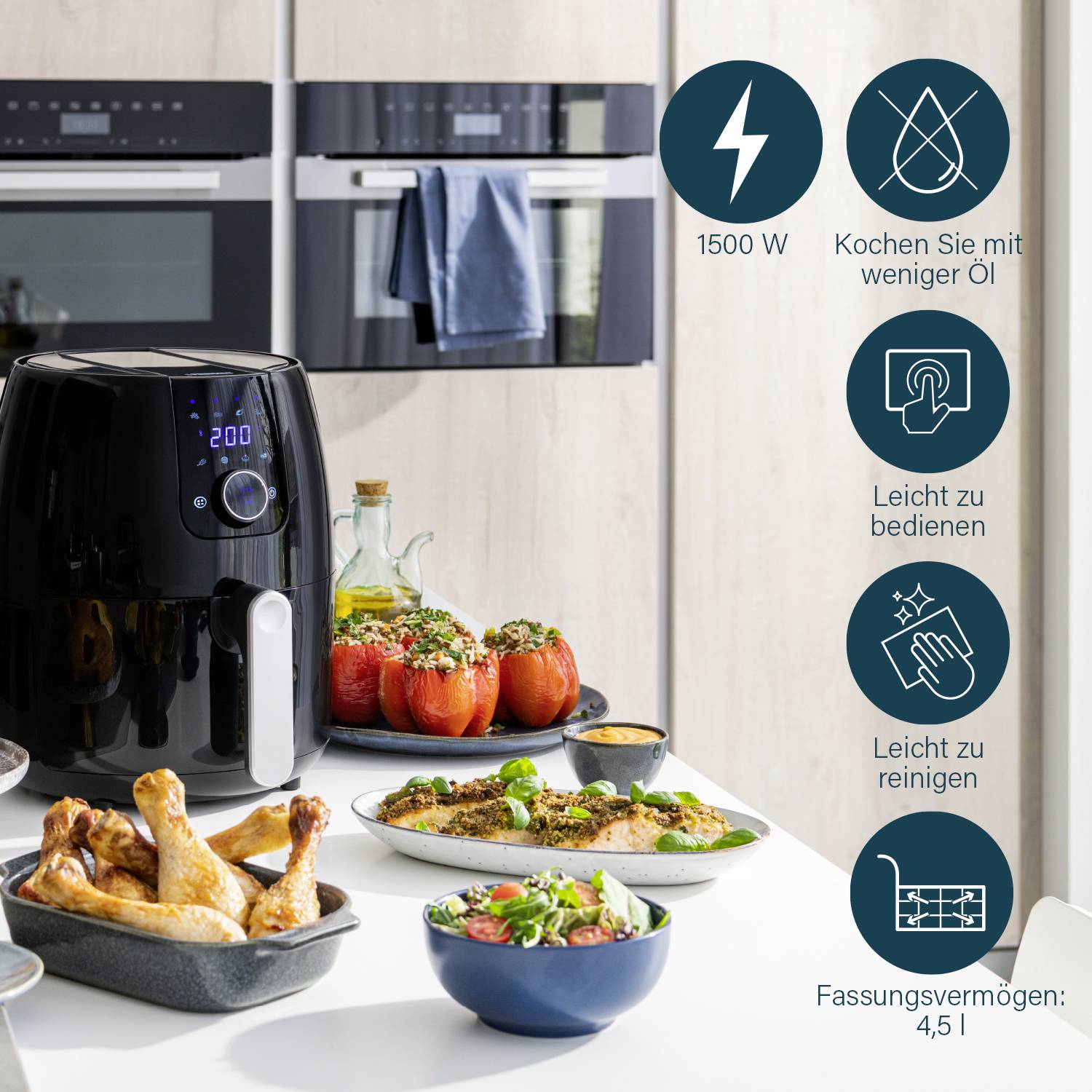 Horkovzdušná fritéza na stole obklopená připravenými jídly. Symboly znázorňují vlastnosti: 1500 W výkon, méně oleje, snadné ovládání, snadné čištění, kapacita 4,5 l.