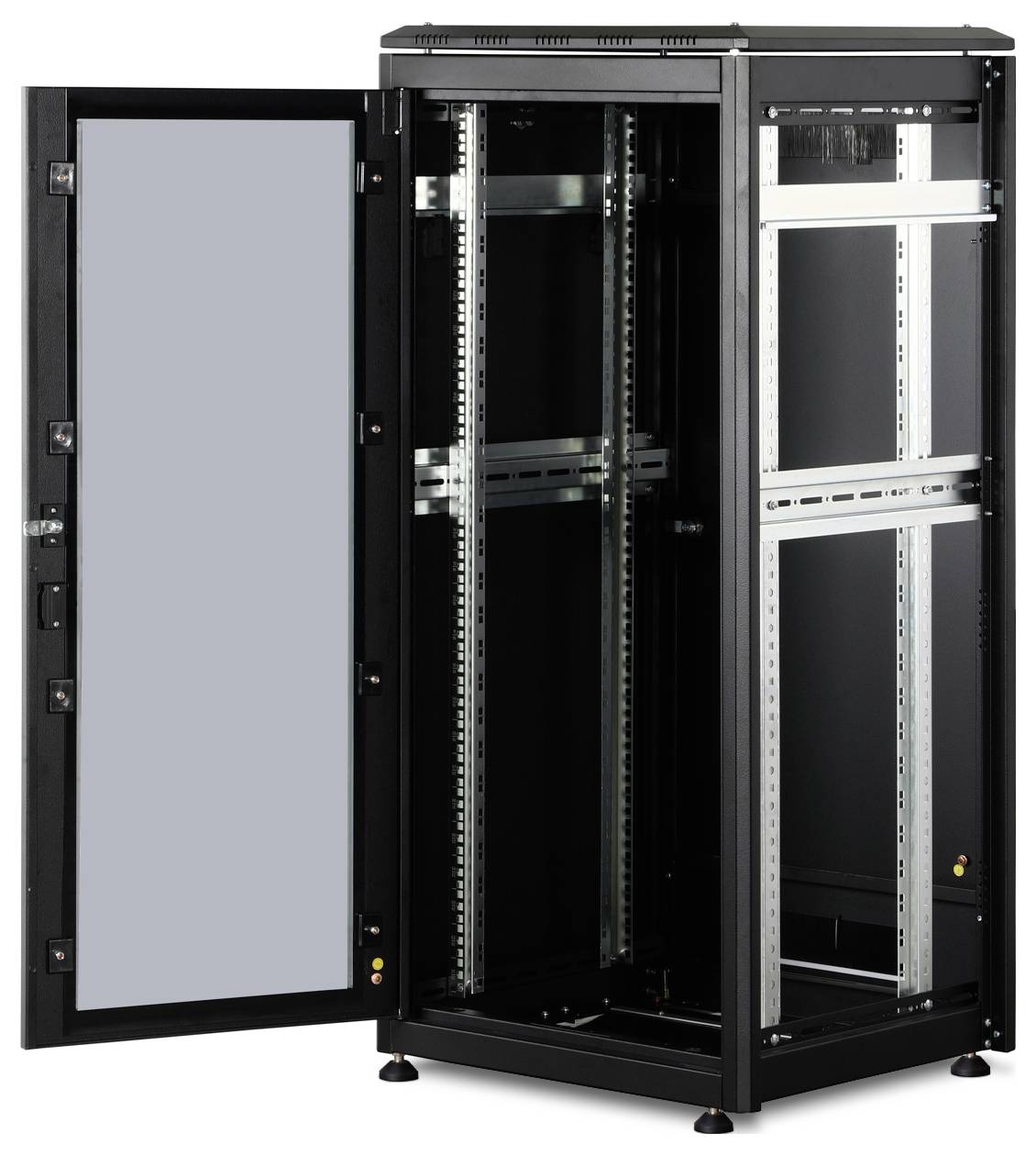 Otevřená černá serverová skříň se skleněnými dveřmi, připravená na instalaci IT zařízení v datovém centru nebo kanceláři.