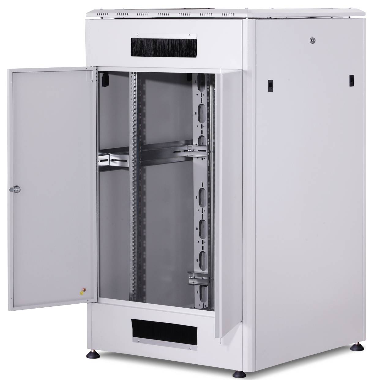 Otevřená bílá serverová skříň na kolečkách, připravená k instalaci síťového hardwaru v kancelářském prostředí.