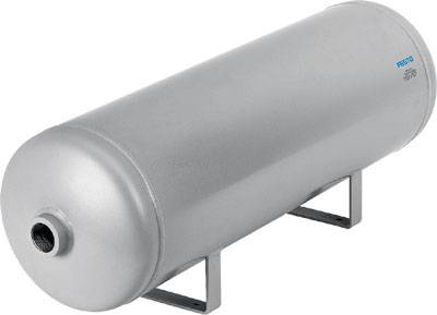 Válcový kovový kontejner se dvěma podpěrami, šedý povrch, označený štítkem 'Festo', pravděpodobně vzduchový tlakový tank nebo zásobník.