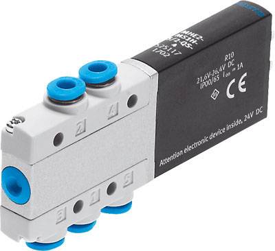 Elektrický ventil se třemi modrými přípoji a černým tělesem, označený technickými údaji.