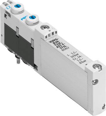 Na obrázku je elektromagnetický ventil s bílým a šedým povrchem a modrými značkami.