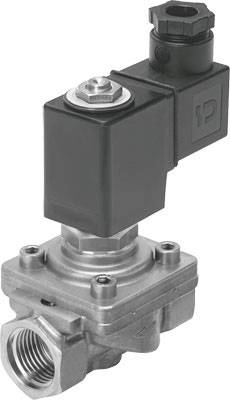 Elektromagnetický ventil s kovovým tělem a černým čtvercovým magnetickým pohonem, používaný v průmyslových aplikacích.
