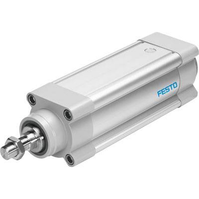Stříbrný pneumatický válec s logem 'FESTO'. Často používaný v automatizovaných systémech pro řízení pohybu.