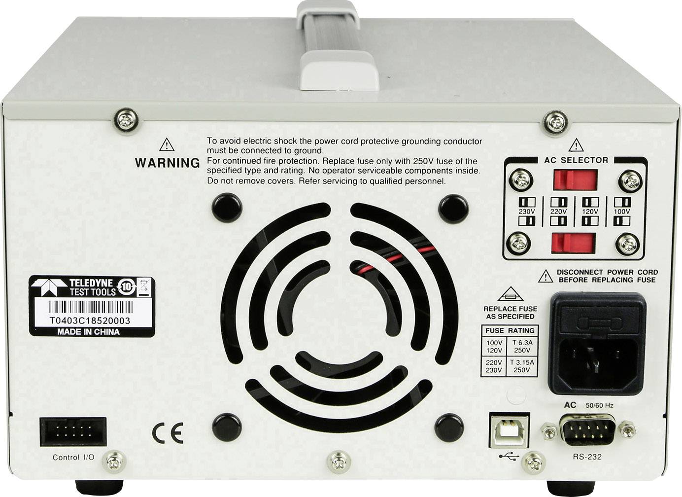 Zadní strana elektronického zařízení s různými konektory a přepínači. Jsou viditelné bezpečnostní výstrahy.