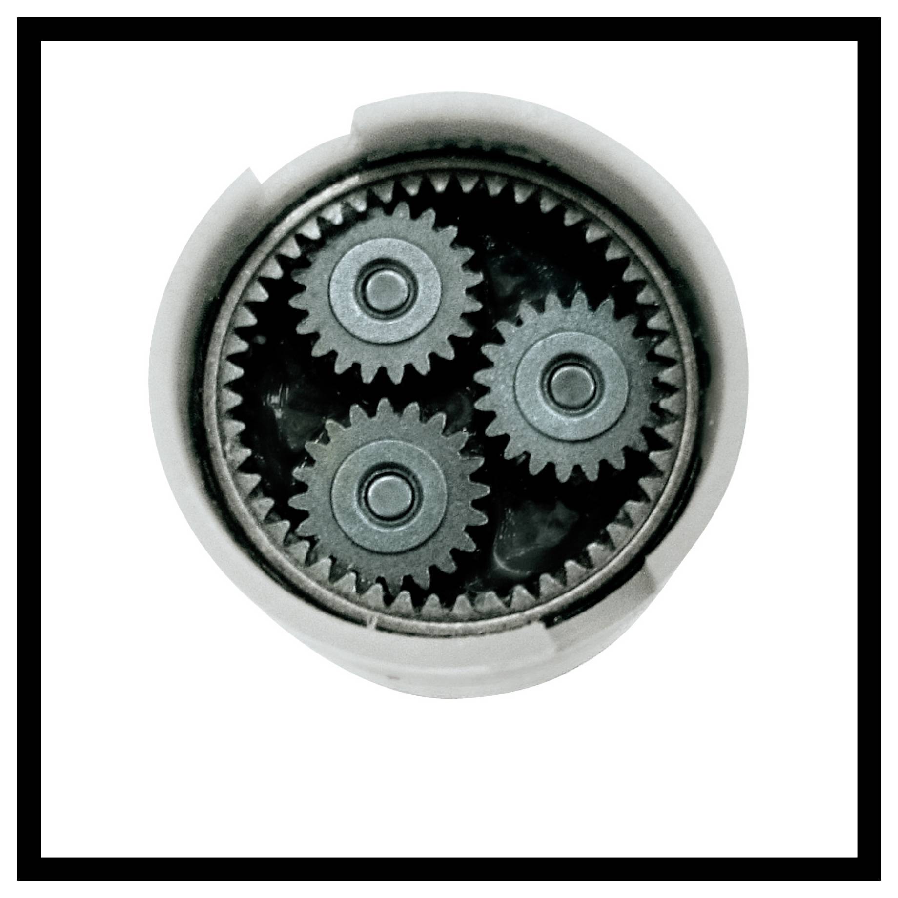 Tři do sebe zapadající ozubená kola uvnitř kruhového pouzdra symbolizují mechaniku nebo technickou přesnost.