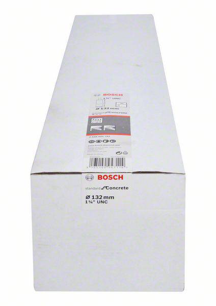 Velká bílá krabice s logem Bosch, obsahující betonovou vrtací korunku o průměru 132 mm s 1½" UNC závitem, vhodná pro betonářské práce.
