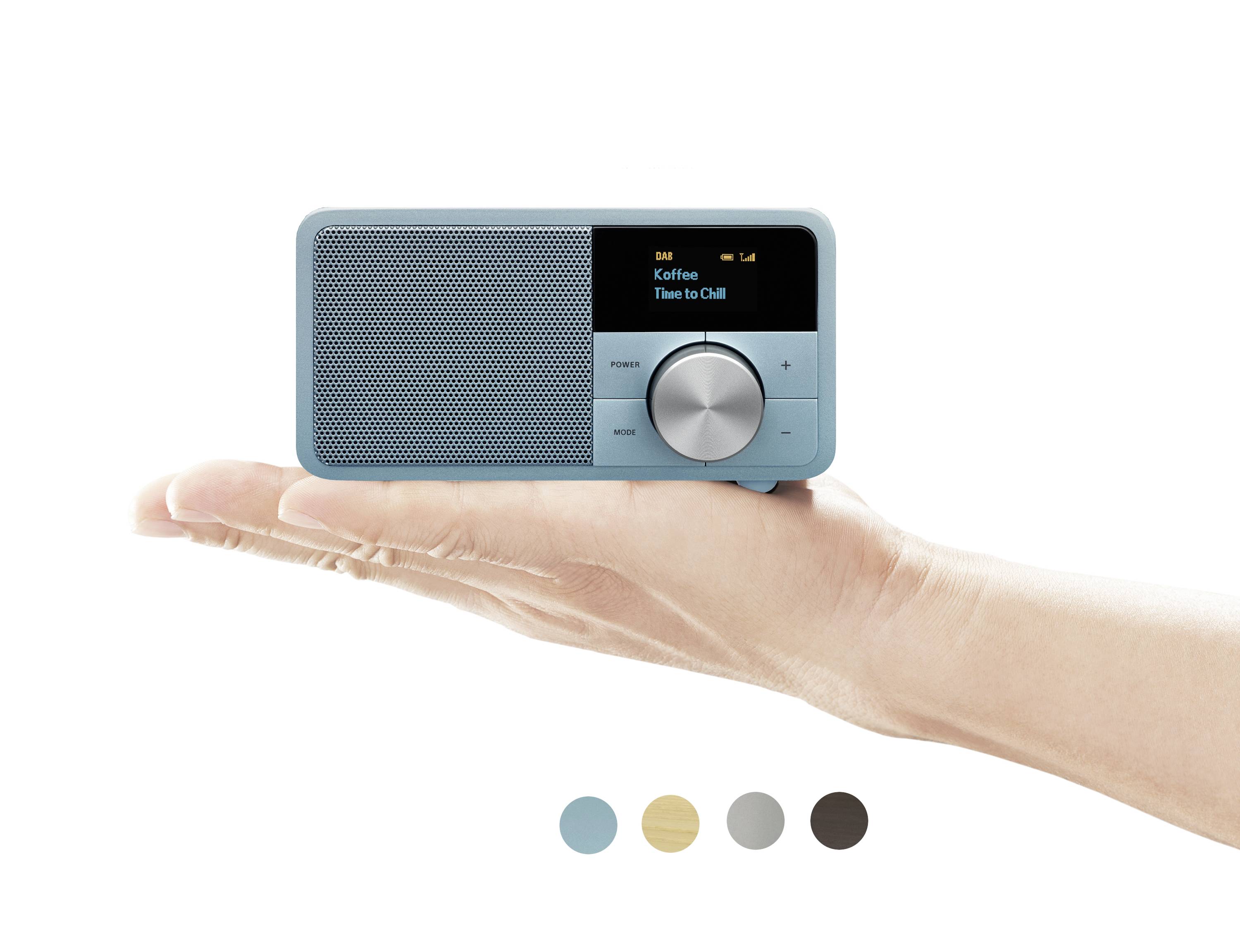 Světle modrý přenosný rádio s displejem zobrazujícím nápis 'Time to Chill' je prezentován na dlani, pod ním jsou čtyři barevné varianty.