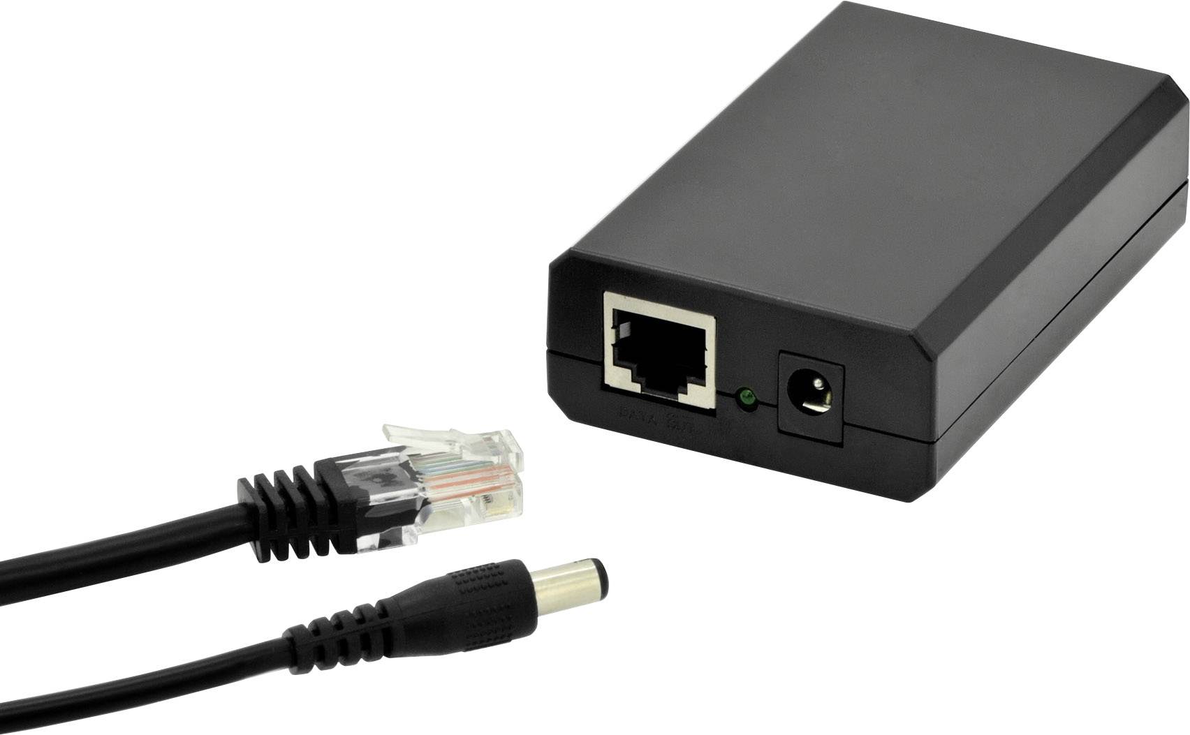 Černý ethernetový adaptér s síťovým kabelem a napájecím kabelem. Adaptér má ethernetový a napájecí port.