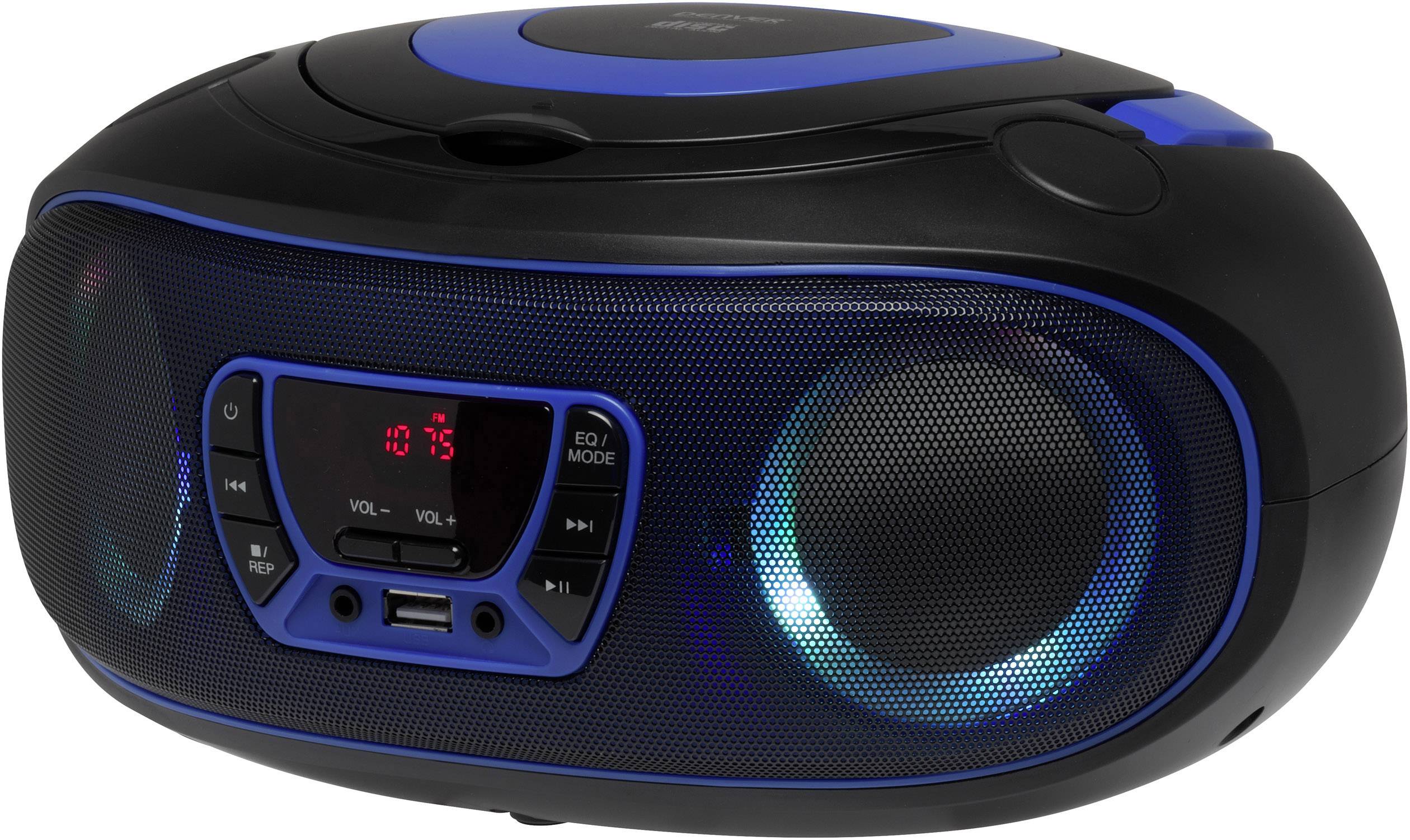 Přenosný CD přehrávač a radiomagnetofon v černě modré barvě s digitálními indikátory, reproduktory a ovládacími prvky vpředu.