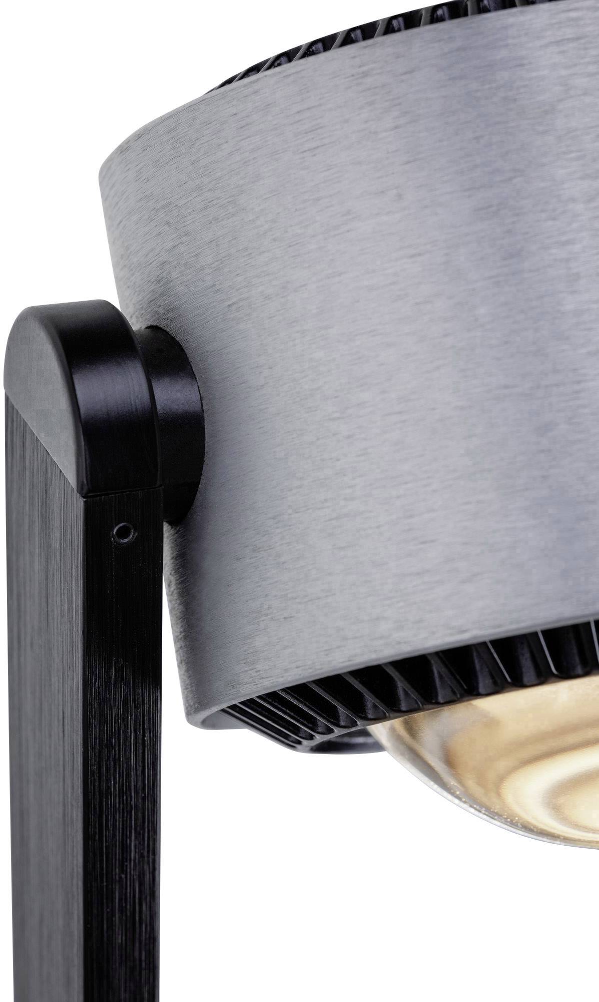 Detailní záběr moderní lampy s kovovým stínidlem a tmavým podstavcem, který zvýrazňuje designové prvky a materiál.