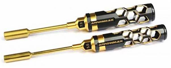 Dva zlaté šestihranné klíče s černými rukojeťmi a hexagonálním vzorem od značky 'ARROWMAX', velikosti 7,0 a 5,5 vyznačené.