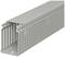 Šedý plastový kabelový kanál s obdélníkovým průřezem. Otevřené panely na horní straně s lamelovou strukturou po stranách.