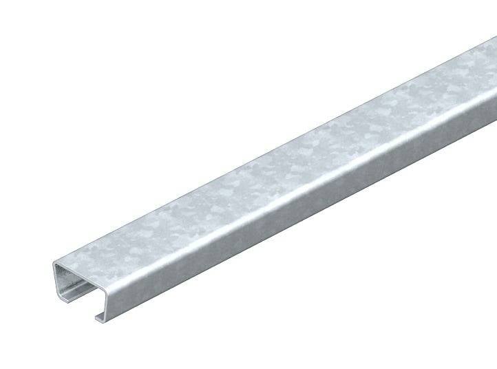 Kovový profil ve tvaru U z pozinkované oceli se často používá pro konstrukční a upevňovací účely.