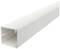 Bílý plastový kabelový kanál obdélníkového tvaru. Ideální pro vedení a skrytí kabelů na stěnách nebo stropech.