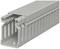 Šedý profil kabelového kanálu s odnímatelným krytem a bočními otvory pro kabely, vhodný pro správu kabeláže v instalacích.