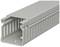 Kabelový kanál z šedého plastu, zobrazený otevřeně, s bočními otvory pro vedení kabelů. Vhodný pro čisté a organizované vedení kabeláže.