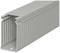 Šedý kabelový žlab se svislými štěrbinami pro organizaci kabelů. Obdélníkový profil, otevřený z jedné strany, vhodný pro montáž na stěnu.