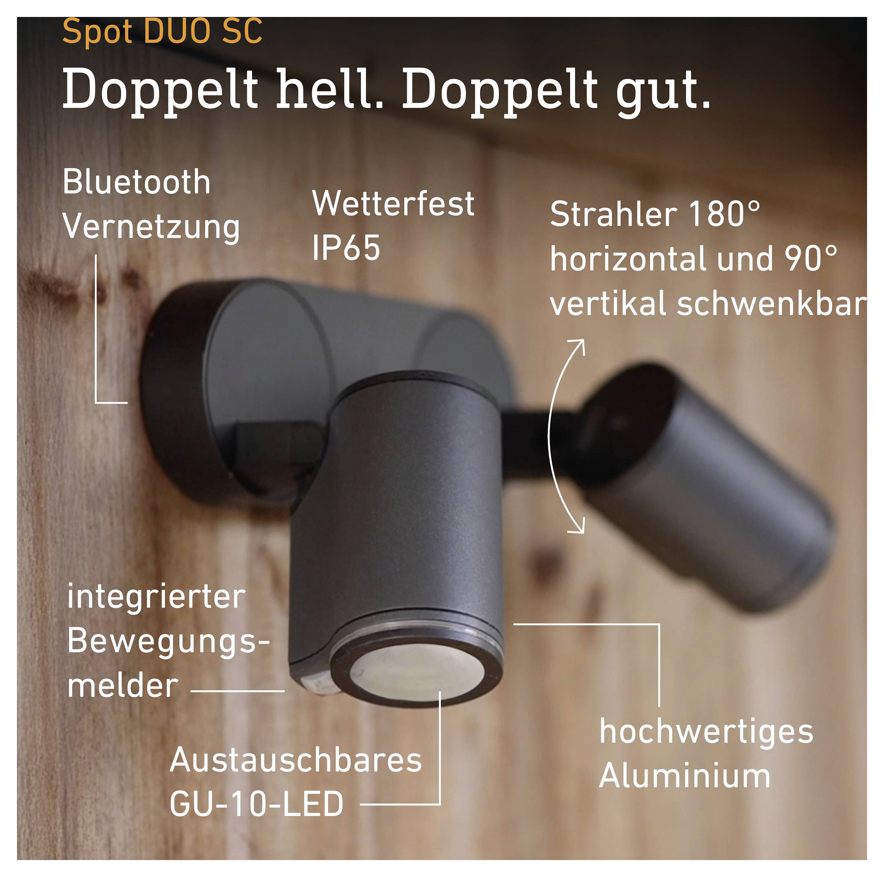 Reklamní obrázek černého venkovního LED reflektoru "Spot DUO SC" na dřevěné stěně s texty o Bluetooth, IP65, 180°/90° otočitelný, senzor pohybu a GU-10-LED.
