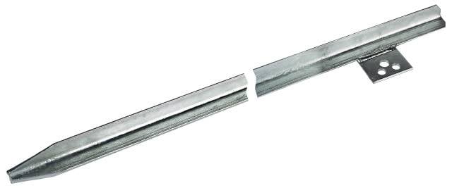 Kovový zemní kolík se špičatým koncem a montážní částí na straně, který se často používá k ukotvení struktur do země.