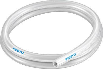 Bílá plastová hadice v uvolněné smyčce, na které je na několika místech viditelné modré logo 'Festo'.