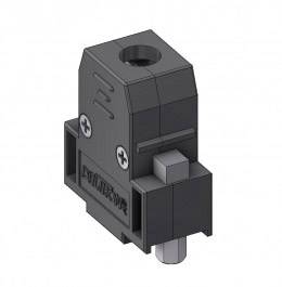 Černý obdélníkový plastový konektor s kulatými svorkami a šrouby po stranách.