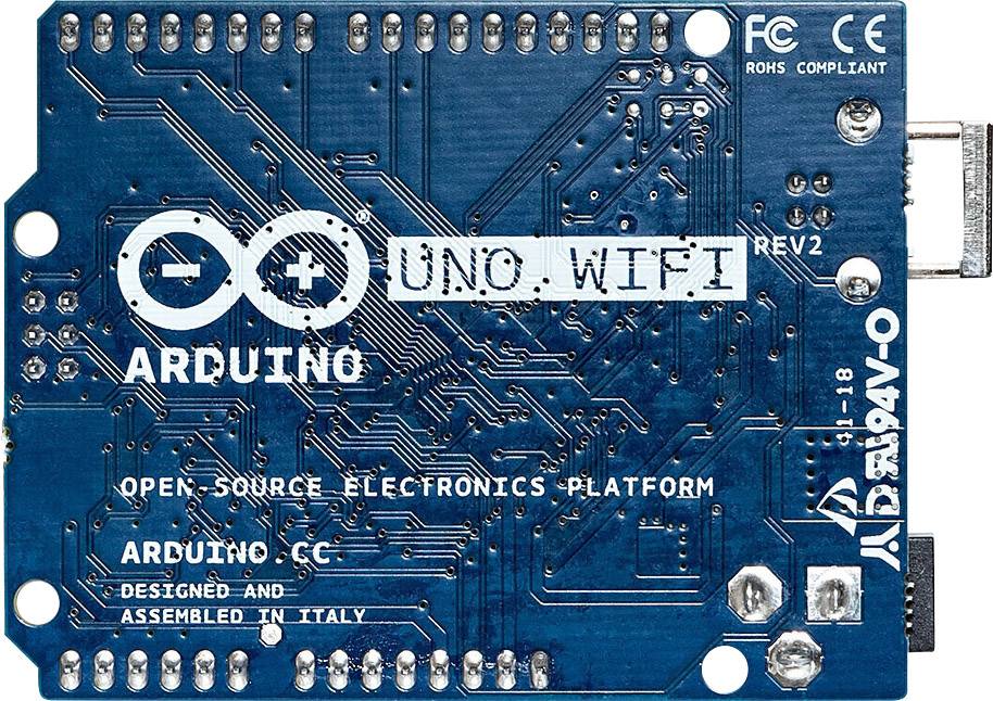 Deska Arduino s nápisem 'UNO WIFI', modrým pozadím a anténním konektorem vpravo. Texty naznačují platformu s otevřeným zdrojovým kódem.