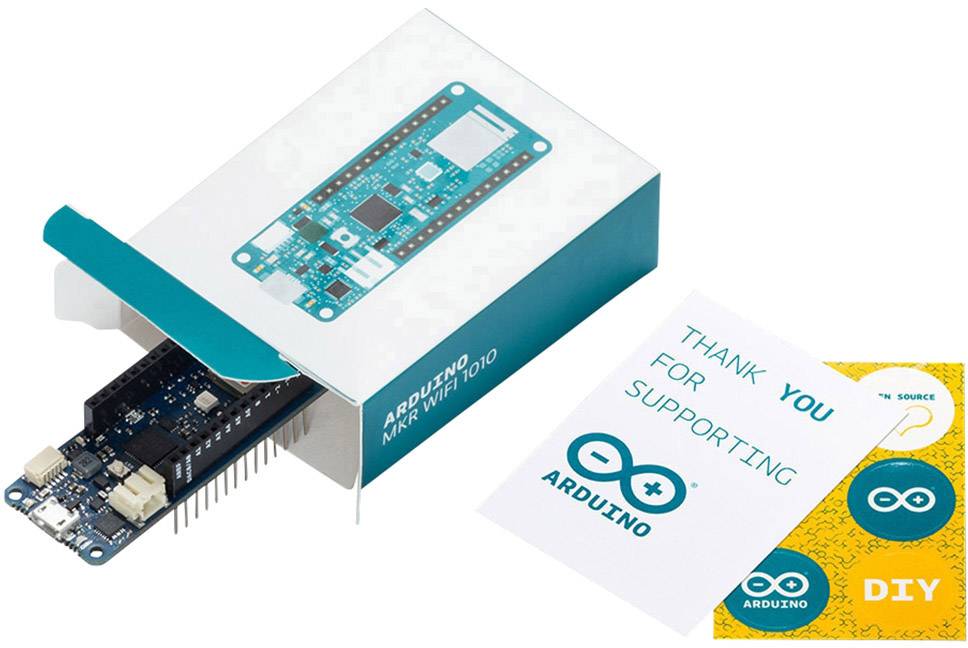 Arduino Nano 33 IoT v otevřeném balení s kartami. Text na kartě: "Děkujeme za podporu Arduino".