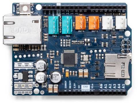 Arduino Shield s ethernetovým připojením, vybavený několika digitálními a analogovými porty; umožňuje rozšířenou síťovou konektivitu pro projekty.