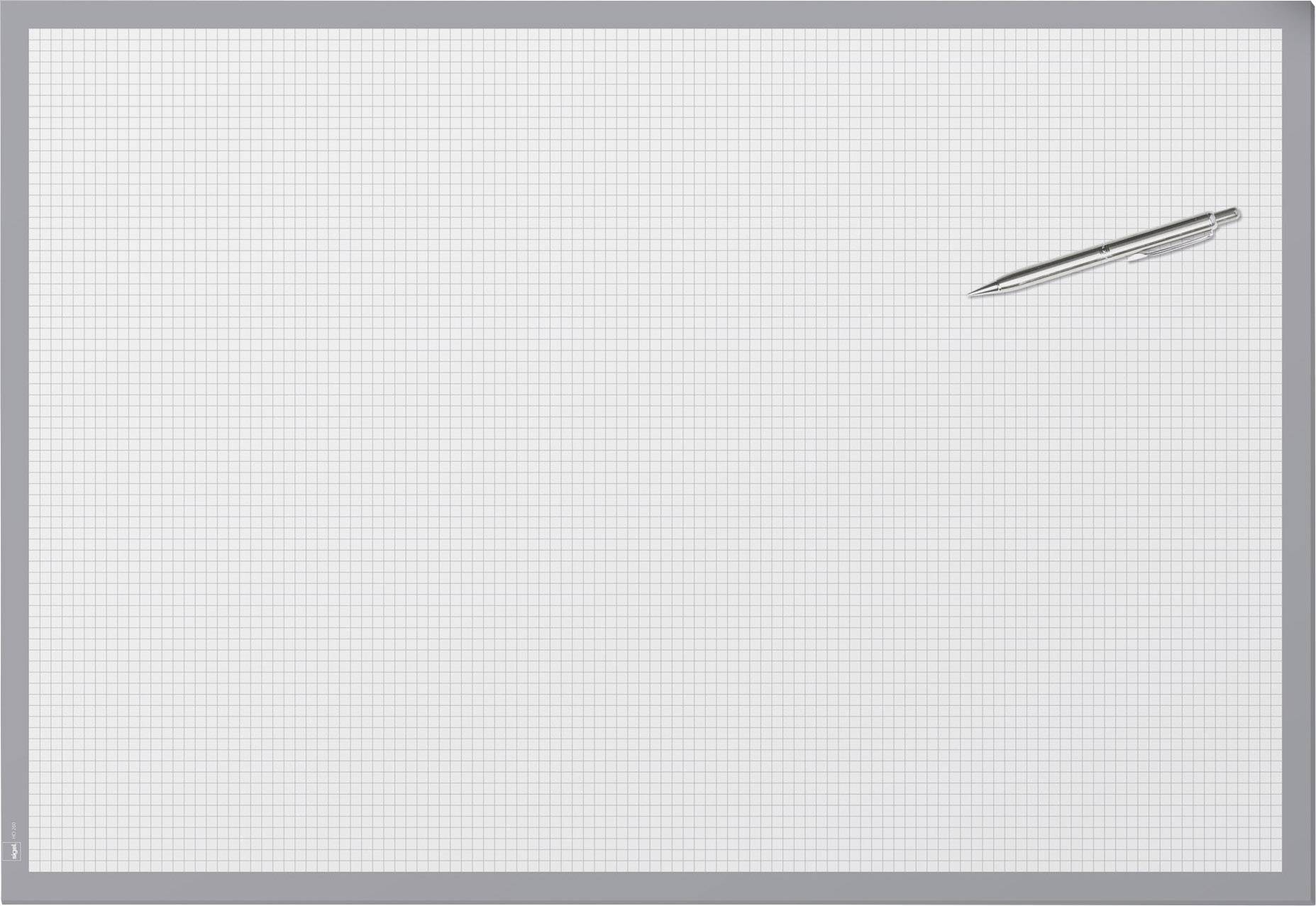 Na prázdném čtverečkovaném papíře v šedém rámečku leží stříbrné pero.
