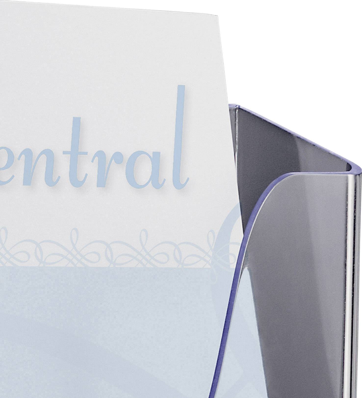 Světle modrá obálka je vložena do průhledné přihrádky. Na obálce je modře napsáno 'central'.