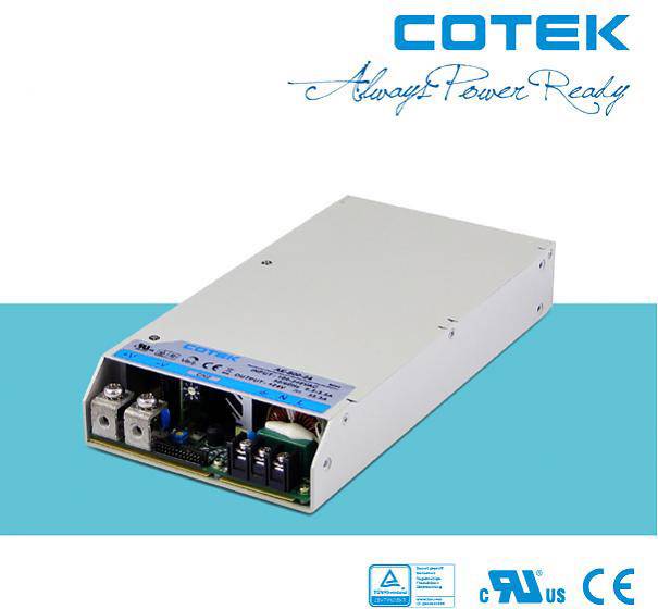 Bílý napájecí zdroj Cotek na modrém pozadí. Zobrazuje technické konektory a bezpečnostní certifikáty v dolní části.