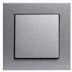 Vypínač v stříbrném rámu, čtvercového tvaru, moderně a minimalisticky navržený.