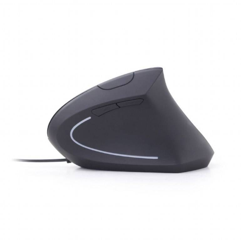 Černá ergonomická vertikální myš s zahnutým tvarem. Má dvě tlačítka pro palec a osvětlený pruhový prvek.