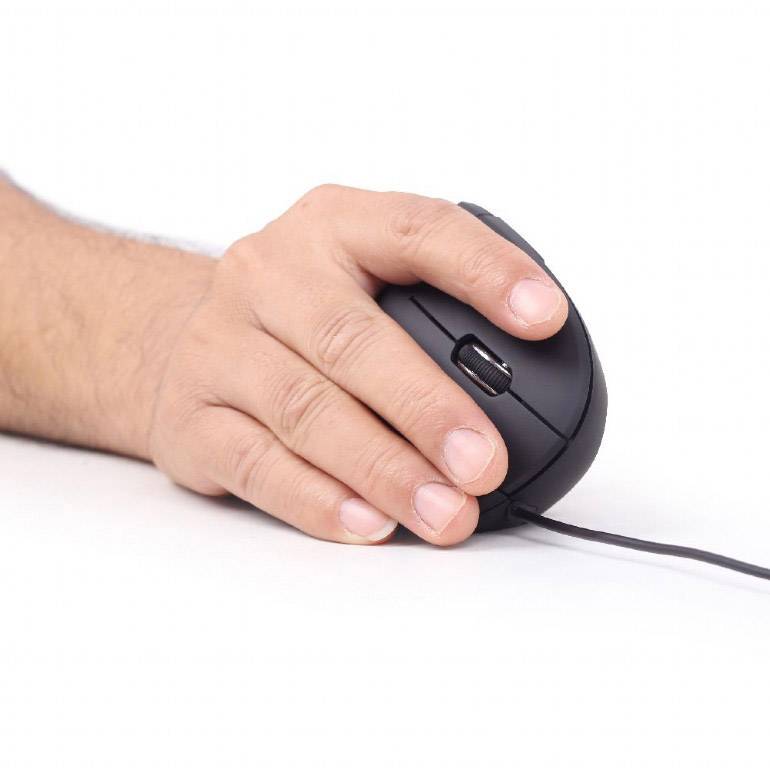 Vertikální ergonomická myš držená v ruce s úchopem palcem a ukazováčkem, vhodná pro pohodlné používání po delší dobu.