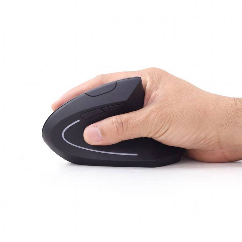 Jedna ruka drží ergonomickou vertikální počítačovou myš, která podporuje a odlehčuje ruce při práci na počítači.