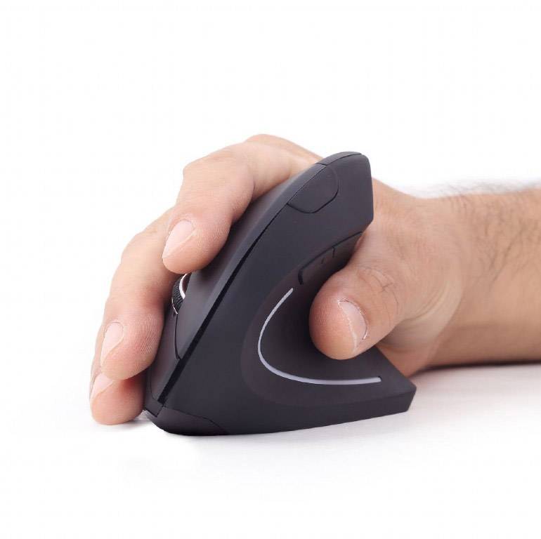 Jedna ruka drží vertikální ergonomickou myš, která podporuje přirozené držení ruky.