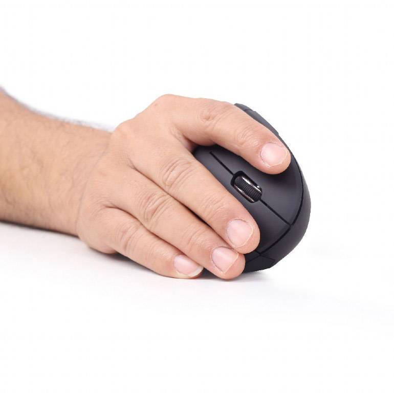 Člověk drží ergonomickou vertikální počítačovou myš. Myš je černá a bezdrátová.