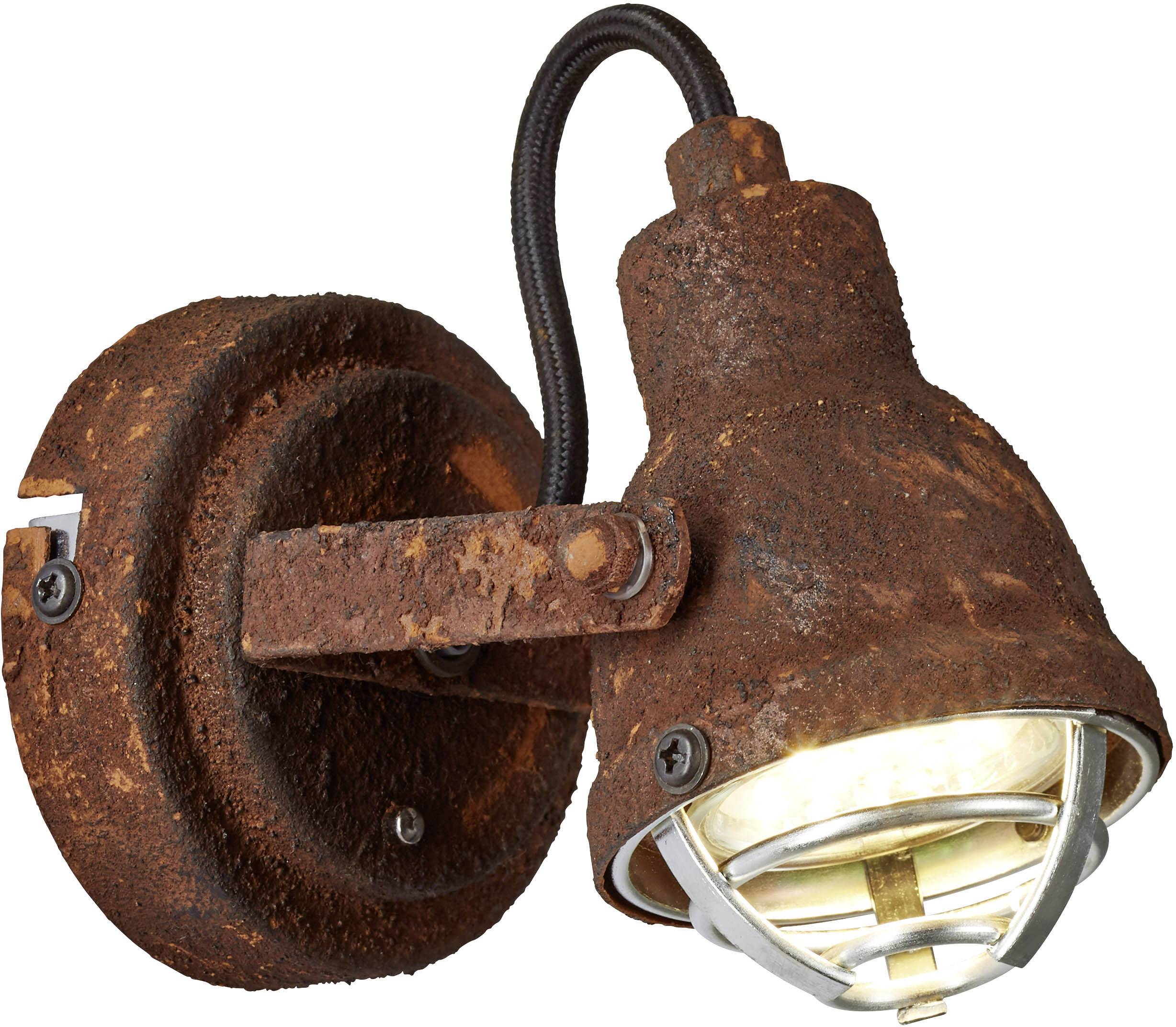 Rezavá nástěnná lampa s industriálním designem a viditelnými kabely měkce osvětluje prostor.