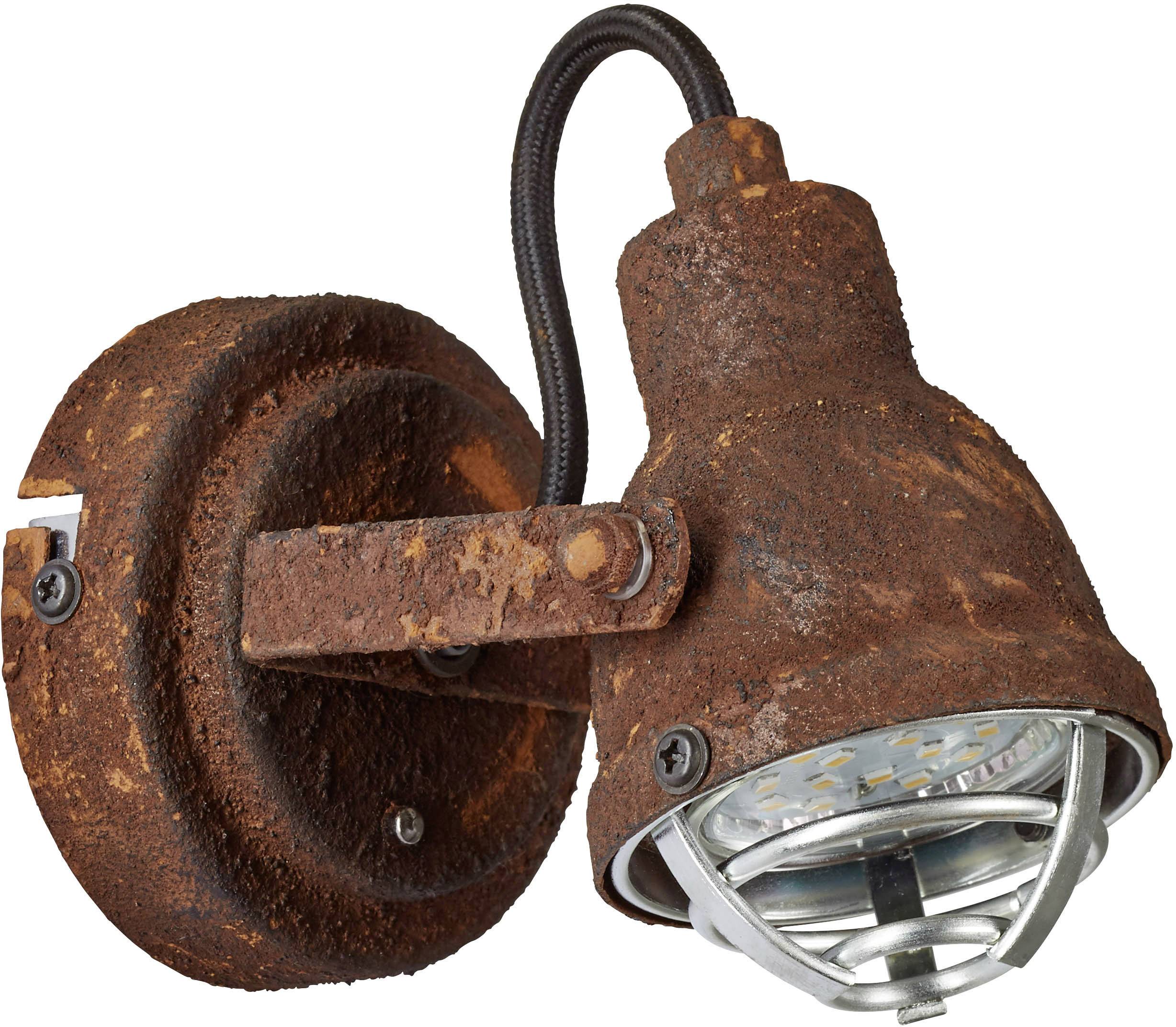 Rustikální nástěnná lampa z kovu s rezavým vintage vzhledem, která zobrazuje industriální estetiku. Vhodná pro dekorativní osvětlení prostoru.