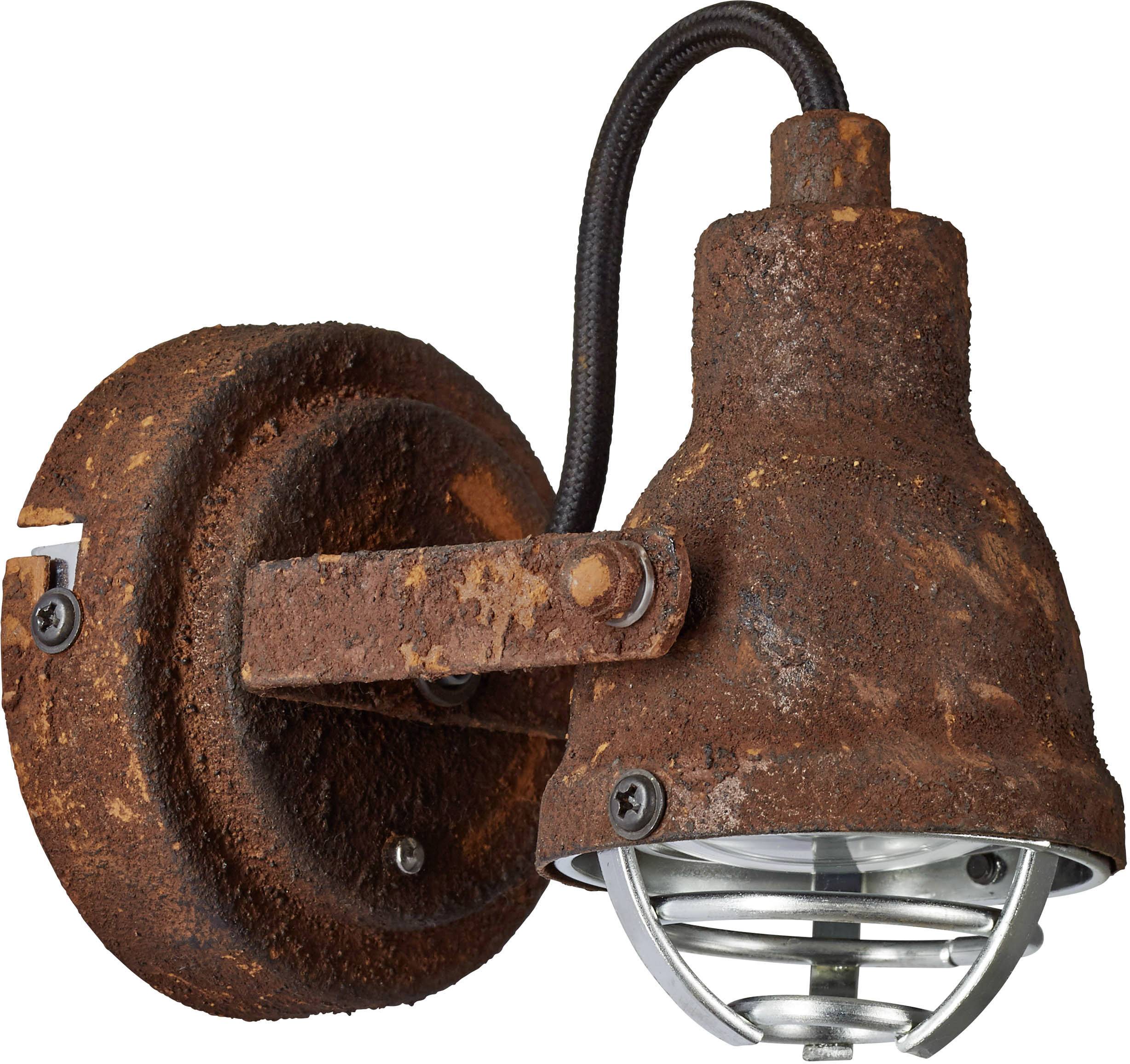 Kovová nástěnná lampa s rezavým povrchem a viditelnými šrouby ve stylu industriálně-rustikálním.