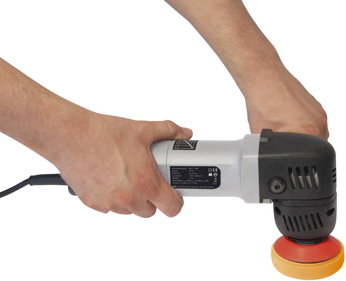 Osoba drží elektrickou leštičku s oranžovým leštícím kotoučem. Stroj je vhodný pro úpravu povrchů.