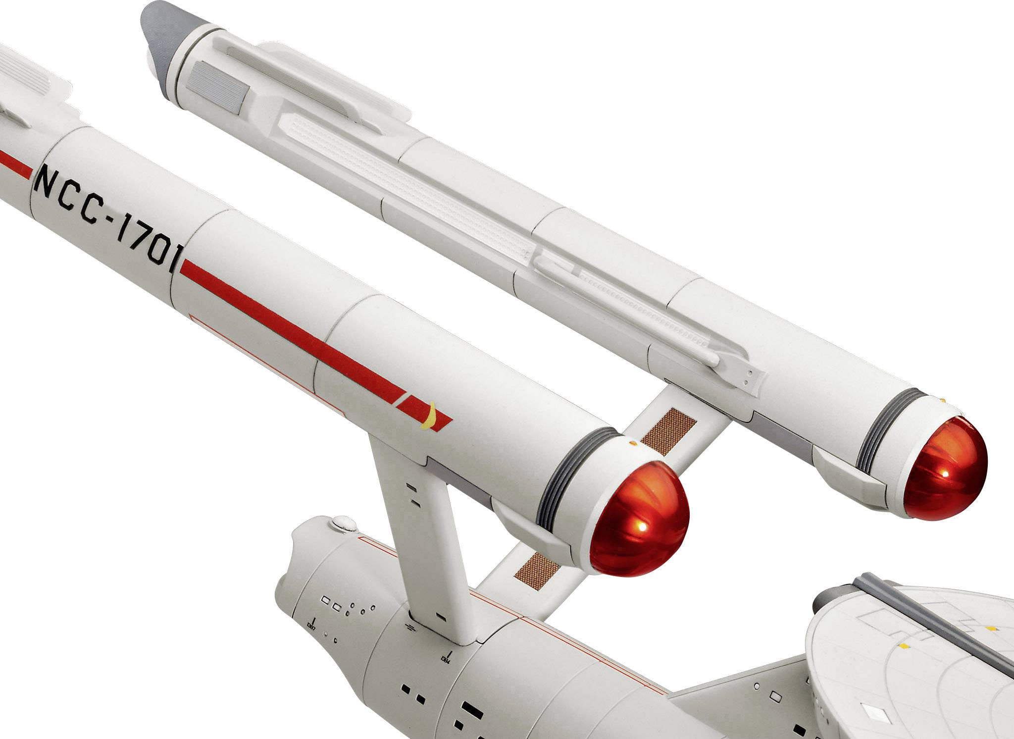 Model futuristické vesmírné lodi s nápisem 'NCC-1701', který ukazuje štíhlé, válcovité struktury s červenými konci.